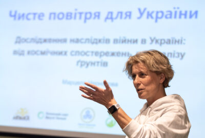 Марцела Чорнохова, координаторка програми “Чисте повітря для України, презентує результати аналізів осаду з дна Каховського водосховища