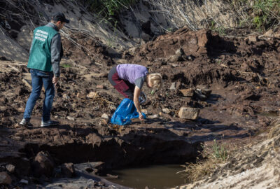 Відбір проб ґрунту з оголеного дна Каховського водосховища після руйнування ГЕС
