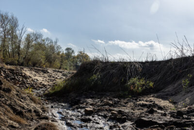 Оголене дно Каховського водосховища після руйнування ГЕС