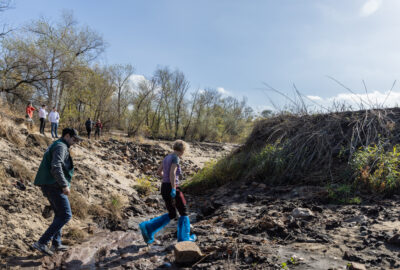 Відбір проб ґрунту з оголеного дна Каховського водосховища після руйнування ГЕС