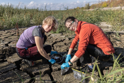 Марцела Чонохова та Валентина Проценко, експертки Чистого повітря, відбирають проби ґрунтів