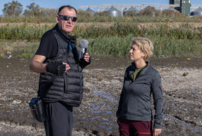 Мартін Доразін, чеський журналіст, бере інтерв'ю у Марцели Чорнохової на березі Каховського водосховища після підриву дамби