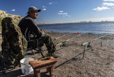 Рибалки на березі Каховського водосховища