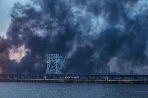 Наслідки ракетних ударів по ДніпроГЕС: 7500 кв.м акваторії Дніпра забруднено нафтопродуктами